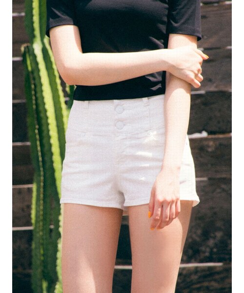EMODA（エモダ）の「3釦ハイウエストショートパンツ（パンツ・レディース・ホワイト/ブラック/アイスブルー・XS/S/M）」の4枚目の写真
