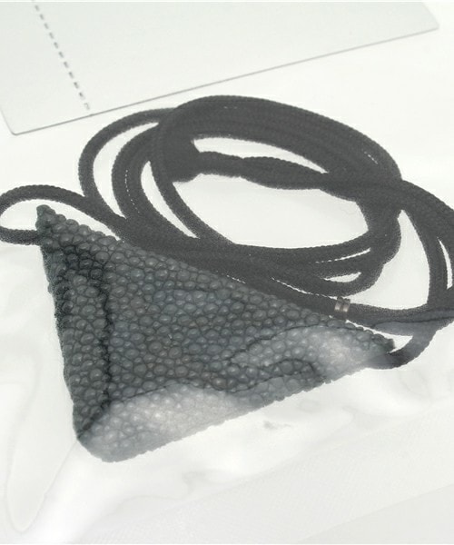 TOGA PULLA（トーガ　プルラ）の「TOGA PULLA マジックトライアングルネックレス大（ネックレス・レディース・ライトグレー/ベージュ/ネイビー・FREE）」の5枚目の写真