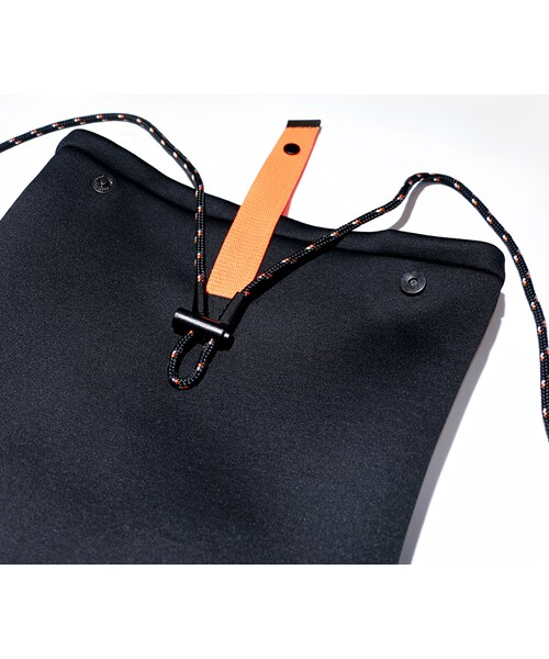 Acrosphere（アクロスファー）の「Neoprene foldover backpack（バックパック/リュック・レディース・Black・F）」の2枚目の写真