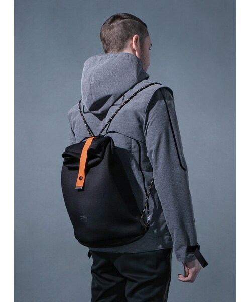 Acrosphere（アクロスファー）の「Neoprene foldover backpack（バックパック/リュック・レディース・Black・F）」の4枚目の写真