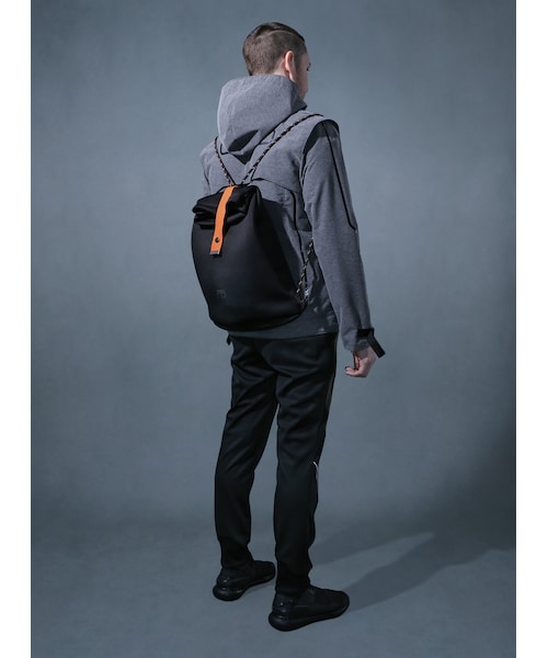 Acrosphere（アクロスファー）の「Neoprene foldover backpack（バックパック/リュック・レディース・Black・F）」の6枚目の写真
