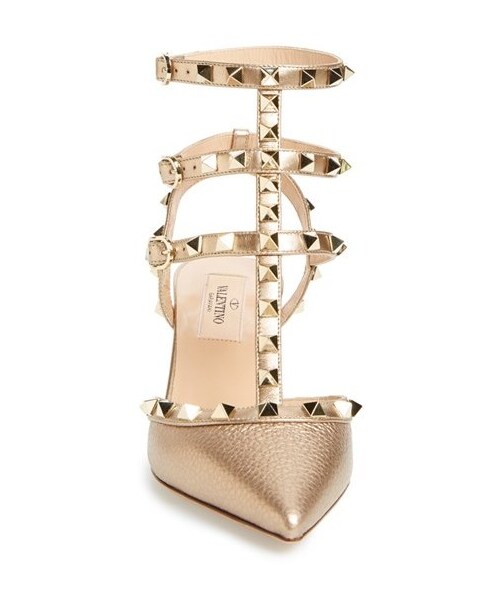 VALENTINO（ヴァレンティノ）の「Valentino 'Rockstud' Pump (Women)（パンプス・レディース・Beige・10.5US / 40.5EU/10US / 40EU/11.5US / 41.5EU/11US / 41EU/4.5US / 34.5EU/4US / 34EU/5.5US / 35.5EU/5US / 35EU/6.5US / 36.5EU/6US / 36EU/7.5US / 37.5EU/7US / 37EU/8.5US / 38.5EU/8US / 38EU/9.5US / 39.5EU/9US / 39EU）」の4枚目の写真
