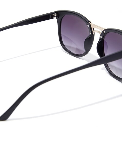 FOREVER 21（フォーエバー トゥエンティーワン）の「FOREVER 21 Matte Frame Gradated Sunglasses（サングラス・レディース・Gold/Brown・One size）」の3枚目の写真