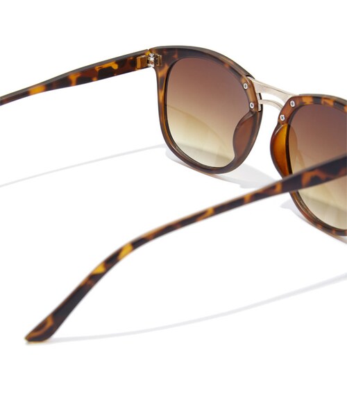 FOREVER 21（フォーエバー トゥエンティーワン）の「FOREVER 21 Matte Frame Gradated Sunglasses（サングラス・レディース・Gold/Brown・One size）」の6枚目の写真