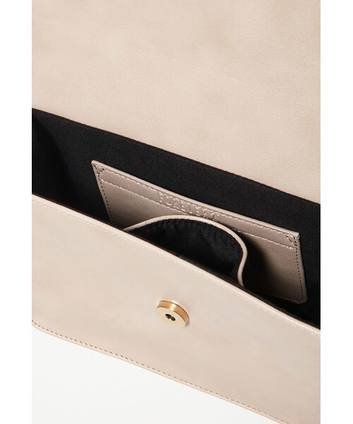 FOREVER 21（フォーエバー トゥエンティーワン）の「FOREVER 21 Structured Flap-Top Crossbody（ショルダーバッグ・レディース・Black/Red/Brown・One size）」の7枚目の写真