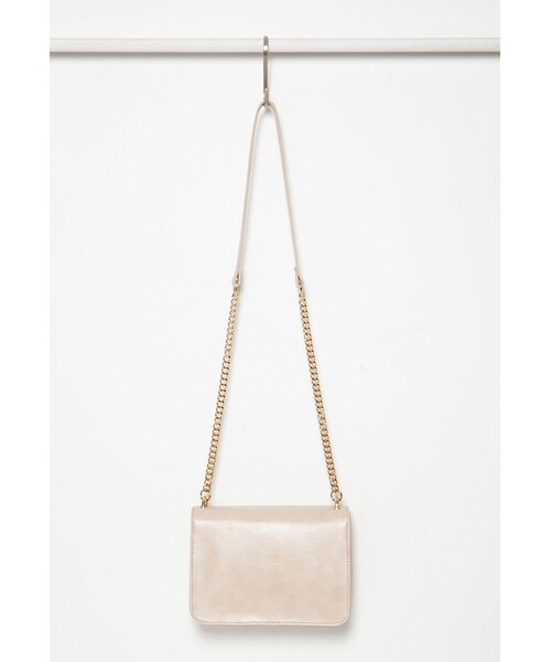 FOREVER 21（フォーエバー トゥエンティーワン）の「FOREVER 21 Structured Flap-Top Crossbody（ショルダーバッグ・レディース・Black/Red/Brown・One size）」の4枚目の写真