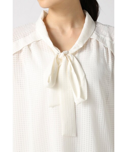 La TOTALITE（ラトータリテ）の「シアーチェックボウタイブラウス（トップス・レディース・ホワイト/ネイビー・フリー）」の6枚目の写真
