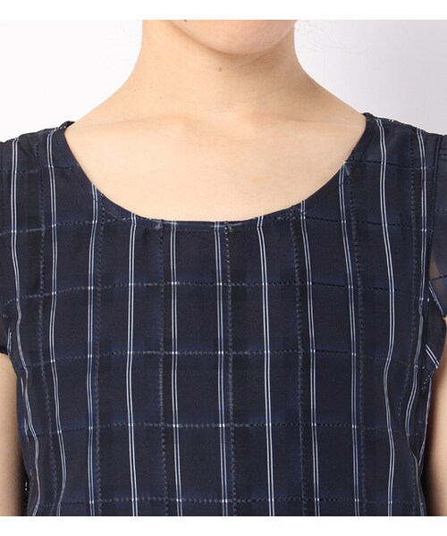 PAGEBOY（ページボーイ）の「Uネックフリルブラウス（トップス・レディース・ホワイト系/オフホワイト系/カーキ系/ネイビー系）」の8枚目の写真