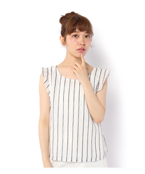 PAGEBOY（ページボーイ）の「Uネックフリルブラウス（トップス・レディース・ホワイト系/オフホワイト系/カーキ系/ネイビー系）」の2枚目の写真