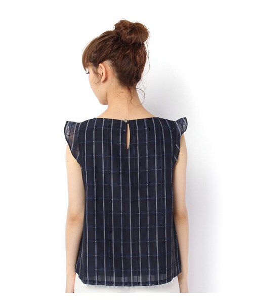 PAGEBOY（ページボーイ）の「Uネックフリルブラウス（トップス・レディース・ホワイト系/オフホワイト系/カーキ系/ネイビー系）」の5枚目の写真