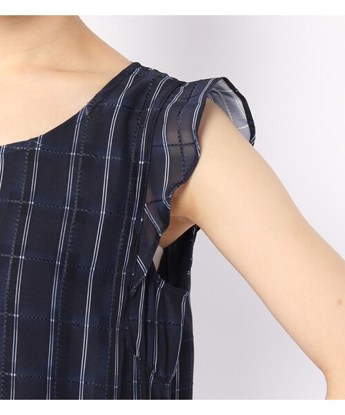 PAGEBOY（ページボーイ）の「Uネックフリルブラウス（トップス・レディース・ホワイト系/オフホワイト系/カーキ系/ネイビー系）」の9枚目の写真