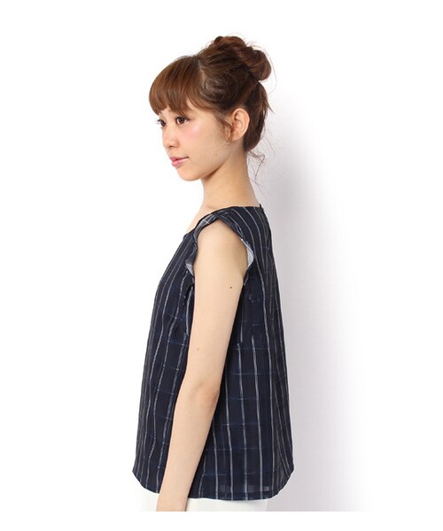 PAGEBOY（ページボーイ）の「Uネックフリルブラウス（トップス・レディース・ホワイト系/オフホワイト系/カーキ系/ネイビー系）」の6枚目の写真