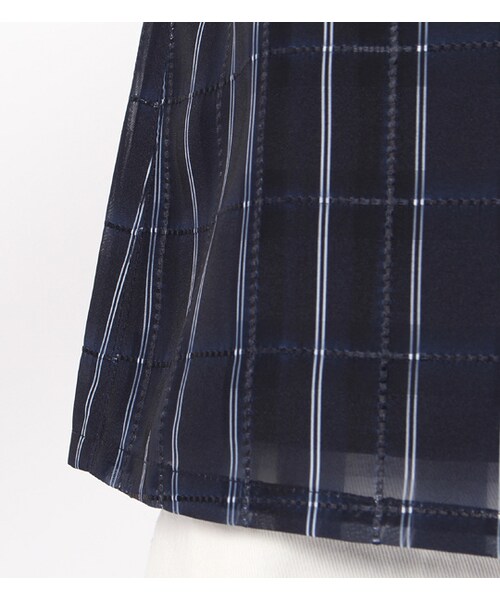 PAGEBOY（ページボーイ）の「Uネックフリルブラウス（トップス・レディース・ホワイト系/オフホワイト系/カーキ系/ネイビー系）」の10枚目の写真