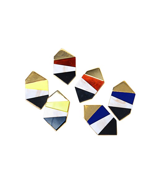 MURUA（ムルーア）の「【LIFE】ヘキサゴンカラーピアス（アクセサリー・レディース・イエロー/ブルー/ブラウン）」の4枚目の写真