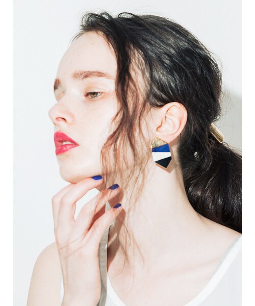 MURUA（ムルーア）の「【LIFE】ヘキサゴンカラーピアス（アクセサリー・レディース・イエロー/ブルー/ブラウン）」の5枚目の写真