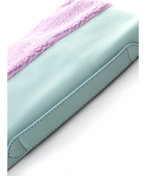 31 Sons de mode（トランテアン　ソン　ドゥ　モード）の「≪秋物ポイント2倍≫配色ファー／ボアクラッチ（バッグ・レディース・ブルー/オフホワイト/パープル/ピンク・フリー）」の8枚目の写真