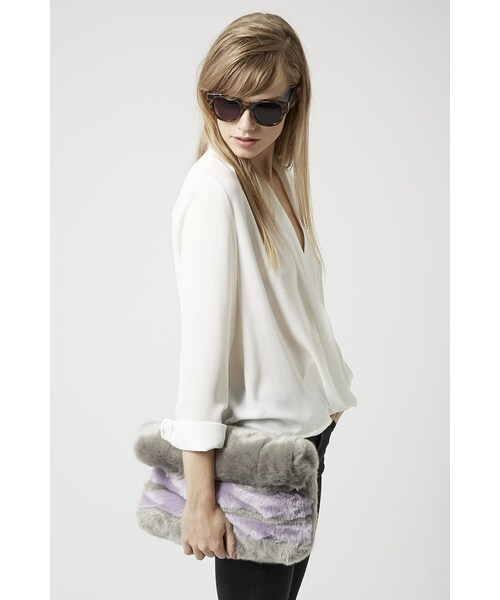 TOPSHOP（トップショップ）の「Faux fur striped clutch（クラッチバッグ・レディース・Gray・ONE）」の2枚目の写真