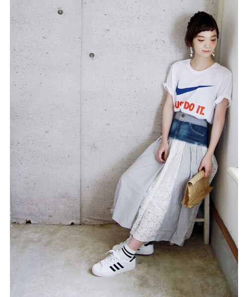 italie to france（イタフラ）の「テレビ番組ナマイキボイスで着用！デニムとストライプ×花レース切替スカート（スカート・レディース・その他）」の2枚目の写真