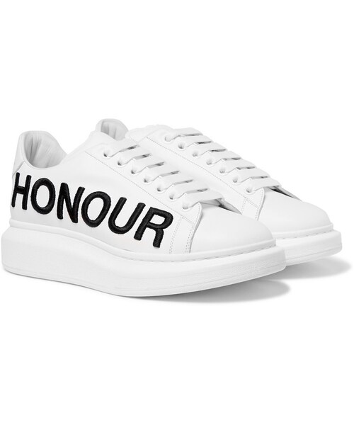 Alexander McQueen（アレキサンダーマックイーン）の「Alexander McQueen Honour Leather Sneakers（スニーカー・メンズ・White・EU 39 (US 6)/EU 40 (US 7)/EU 41 (US 8)/EU 41.5 (US 8.5)/EU 42 (US 9)/EU 42.5 (US 9.5)/EU 43 (US 10)/EU 43.5 (US 10.5)/EU 44 (US 11)/EU 44.5 (US 11.5)/EU 45 (US 12)）」の2枚目の写真