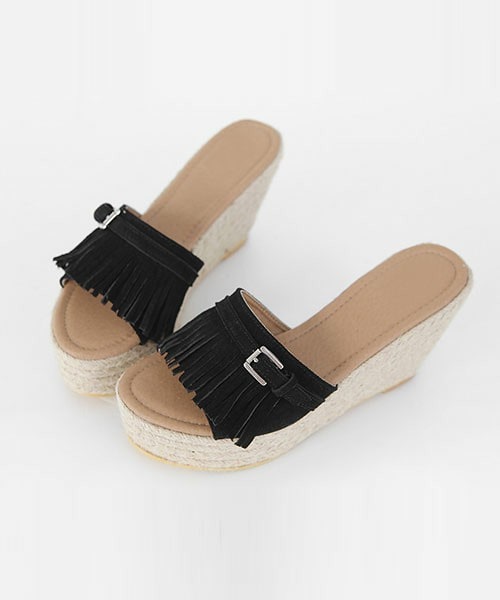 DHOLIC（ディーホリック）の「スエード調フリンジウェッジヒールサンダル（サンダル・レディース・ベージュ/ブラック/グレー・225/230/235/240/245）」の2枚目の写真