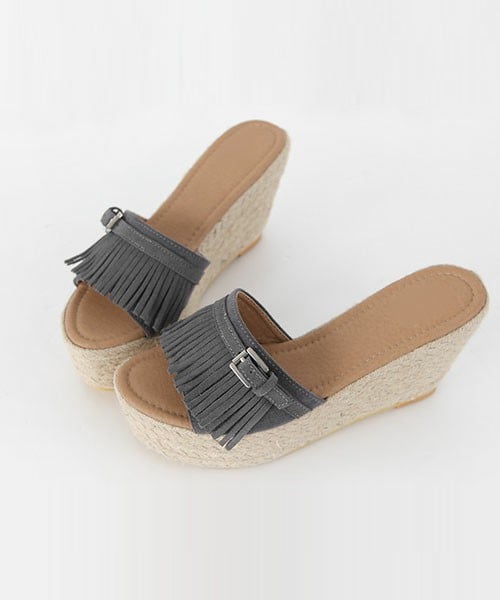 DHOLIC（ディーホリック）の「スエード調フリンジウェッジヒールサンダル（サンダル・レディース・ベージュ/ブラック/グレー・225/230/235/240/245）」の3枚目の写真