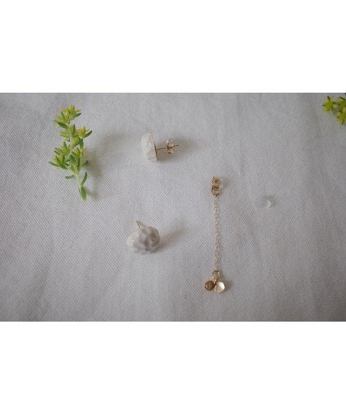 atelier bloom(アトリエブルーム)の「陶の宝石ピアス 白い花(ピアス(両耳用)・レディース・その他)」の3枚目の写真