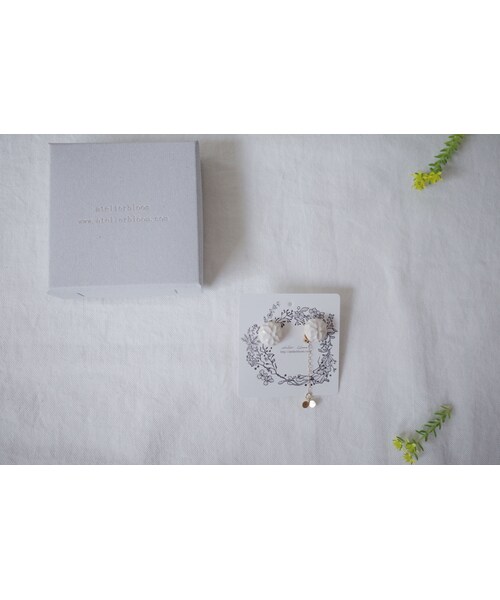 atelier bloom(アトリエブルーム)の「陶の宝石ピアス 白い花(ピアス(両耳用)・レディース・その他)」の2枚目の写真