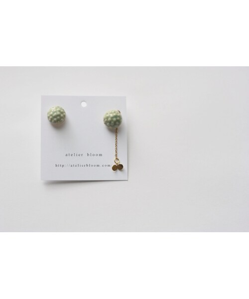 Atelier Bloom アトリエブルーム の 陶の宝石ピアス 白い花 ピアス 両耳用 Wear
