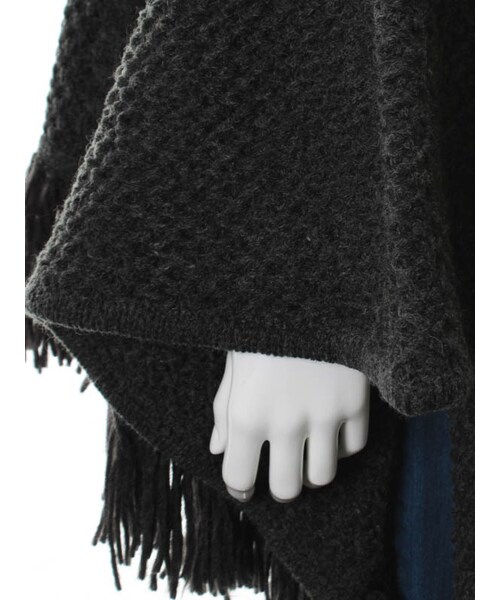 31 Sons de mode（トランテアン　ソン　ドゥ　モード）の「≪秋物ポイント2倍≫フリンジニットポンチョ（トップス・レディース・オフホワイト/チャコールグレー・36）」の8枚目の写真