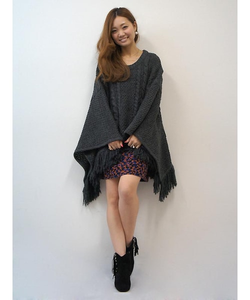 31 Sons de mode（トランテアン　ソン　ドゥ　モード）の「≪秋物ポイント2倍≫フリンジニットポンチョ（トップス・レディース・オフホワイト/チャコールグレー・36）」の3枚目の写真