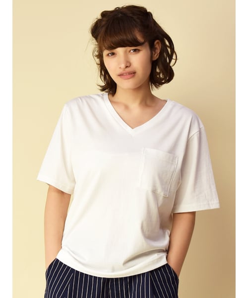 w closet(ダブルクローゼット)の「ポケット付きVネックTシャツ(トップス・レディース・オフホワイト/グレー※7/カーキ/ブラック※7・FREE)」の1枚目の写真