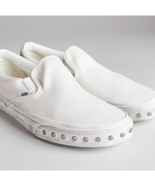 VANS(バンズ)の「Classic Studs Slip-On(ファッション雑貨・White・5.5/6/9/9.5/10)」の4枚目の写真