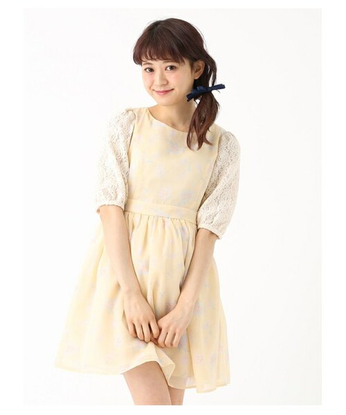 earth music&ecology(アースミュージックアンドエコロジー)の「レーススリーブフラワープリントワンピース(ワンピース/ドレス・レディース・ライトイエロー/サックスブルー/ピンクベージュ・S/M)」の2枚目の写真