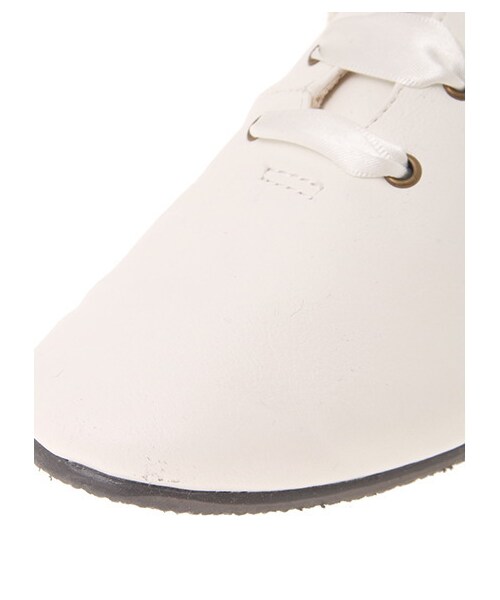 ehka sopo(エヘカソポ)の「サテンリボンレースアップシューズ 1804834-12-13-13(シューズ・レディース・オフホワイト/ブラック・M/L)」の7枚目の写真