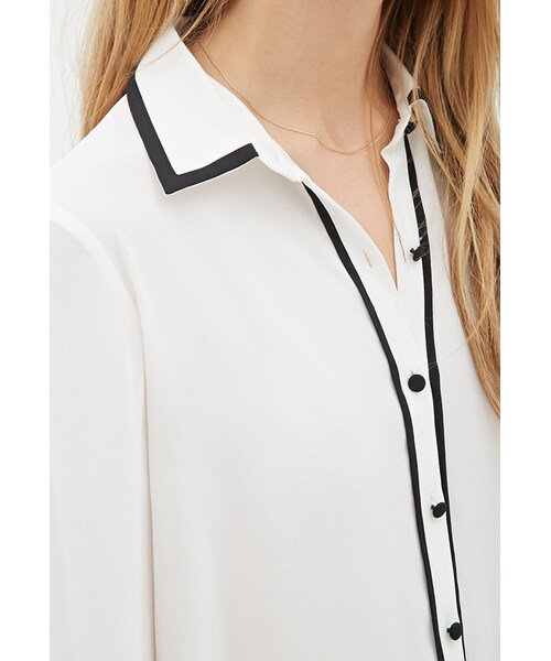 FOREVER 21(フォーエバー トゥエンティーワン)の「FOREVER 21 Contrast-Piped Chiffon Blouse(シャツ/ブラウス・レディース・White・Large)」の2枚目の写真