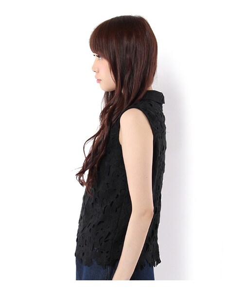 PAGEBOY（ページボーイ）の「パールネックレス付アイレットレースブラウス（トップス・レディース・オフホワイト/ブラック）」の4枚目の写真