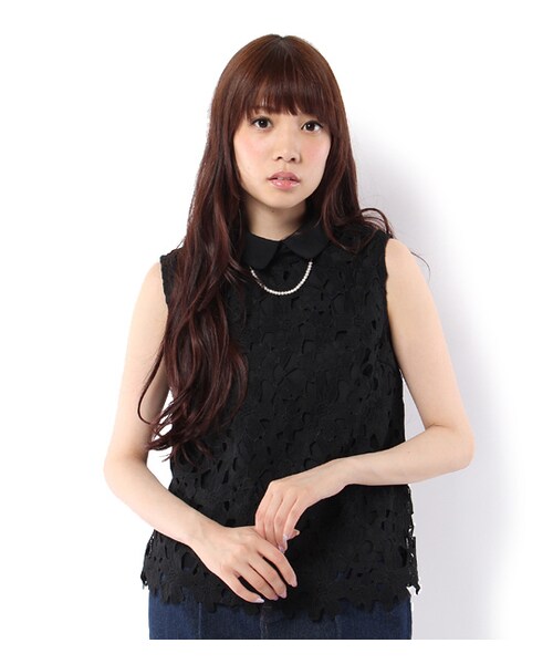 PAGEBOY（ページボーイ）の「パールネックレス付アイレットレースブラウス（トップス・レディース・オフホワイト/ブラック）」の2枚目の写真