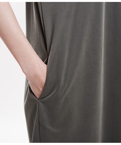 VIS（ビス）の「とろみシンプルカットワンピース（ワンピース/ドレス・レディース・スミクロ/キャメル/カーキ・M）」の9枚目の写真