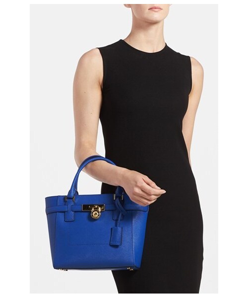 MICHAEL KORS（マイケルコース）の「MICHAEL Michael Kors 'Medium Hamilton' Saffiano Leather Tote（トートバッグ・レディース・Blue/Pink・One Size）」の4枚目の写真