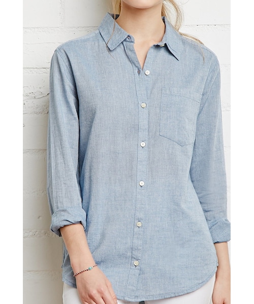 FOREVER 21（フォーエバー トゥエンティーワン）の「FOREVER 21 Classic Chambray Shirt（シャツ/ブラウス・レディース・Blue・Small/Medium/Large）」の2枚目の写真