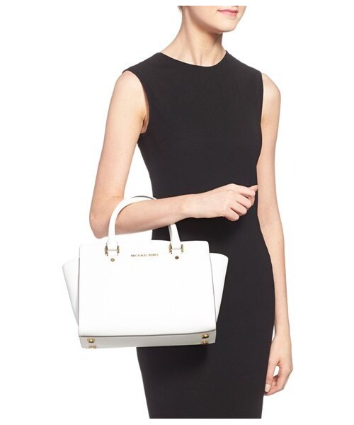 MICHAEL KORS（マイケルコース）の「MICHAEL Michael Kors 'Medium Selma' Leather Satchel（ショルダーバッグ・レディース・White・One Size）」の2枚目の写真