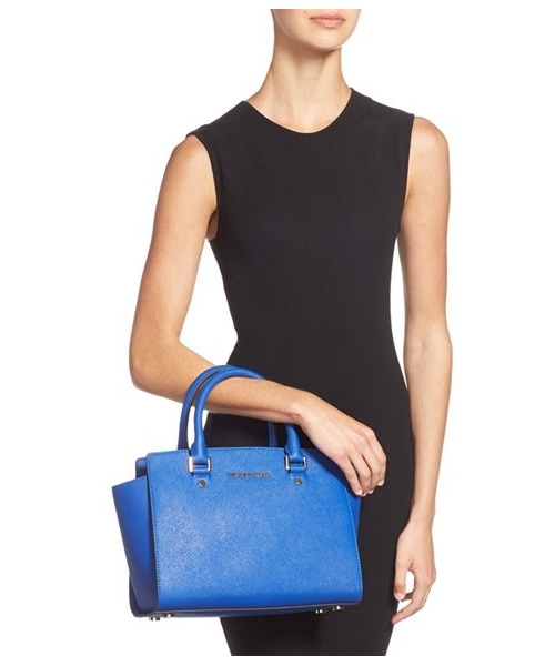 MICHAEL KORS（マイケルコース）の「MICHAEL Michael Kors 'Medium Selma' Zip Top Satchel（ショルダーバッグ・レディース・Orange/Blue/Brown・One Size）」の4枚目の写真