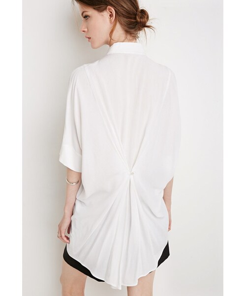 FOREVER 21（フォーエバー トゥエンティーワン）の「FOREVER 21 Oversized Button-Back Shirt（シャツ/ブラウス・レディース・White・X-Small/Small/Medium/Large）」の4枚目の写真