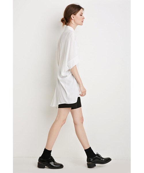 FOREVER 21（フォーエバー トゥエンティーワン）の「FOREVER 21 Oversized Button-Back Shirt（シャツ/ブラウス・レディース・White・X-Small/Small/Medium/Large）」の2枚目の写真