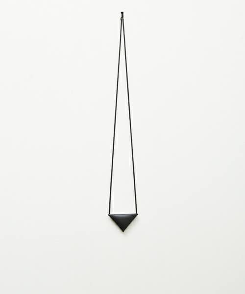 TOGA（トーガ）の「■別注■ TOGA×MIDWEST トライアングルネックレスM（ネックレス・レディース・ホワイト/ブラック/グリーン・FREE）」の5枚目の写真