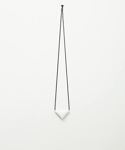 TOGA（トーガ）の「■別注■ TOGA×MIDWEST トライアングルネックレスM（ネックレス・レディース・ホワイト/ブラック/グリーン・FREE）」の4枚目の写真