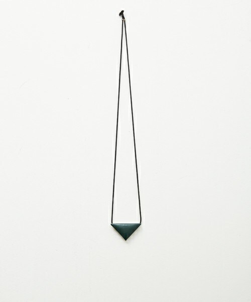 TOGA（トーガ）の「■別注■ TOGA×MIDWEST トライアングルネックレスM（ネックレス・レディース・ホワイト/ブラック/グリーン・FREE）」の3枚目の写真