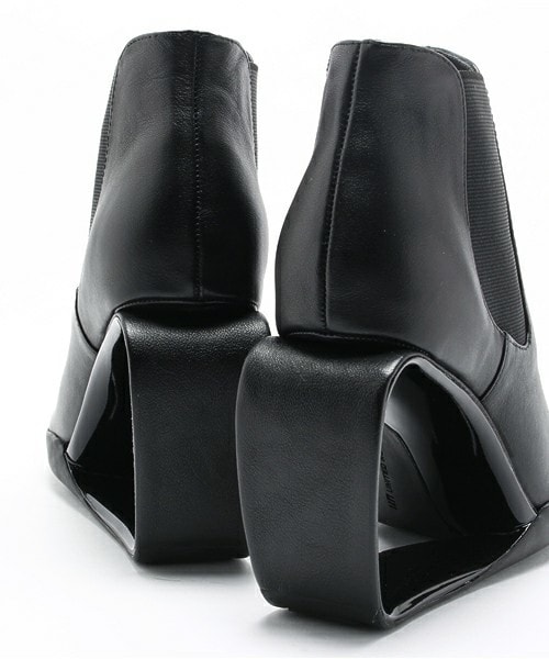 UNITED NUDE（ユナイテッドヌード）の「UNITED NUDE 『mobius