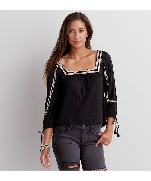 American Eagle（アメリカンイーグル）の「AEOエンブロイダリーペザントシャツ（シャツ/ブラウス・レディース・クリーム/ネイビー・XXS/XS/S/M/L/XL）」の2枚目の写真