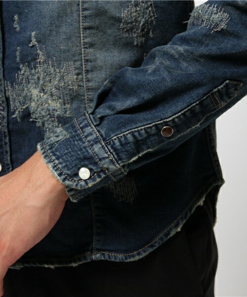 RATTLE TRAP（ラトルトラップ）の「ジャージーデニムシャツ【クラッシュリメイク】（シャツ/ブラウス・メンズ・ブルー・MEDIUM/LARGE/LL）」の6枚目の写真